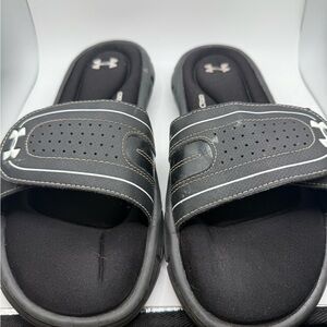 Under Armour Black slide men’s size 10  in good condition.